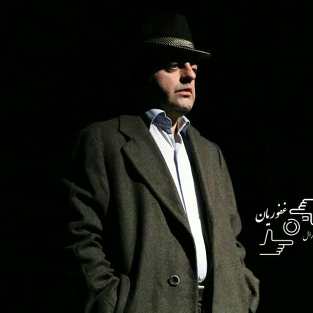 تصویری از علی رجائی، بازیگر سینما و تلویزیون در حال بازیگری سر صحنه یکی از آثارش