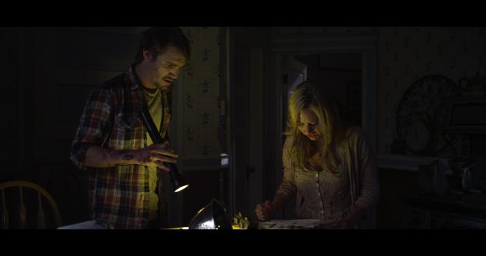 Jesse James در صحنه فیلم سینمایی The Hollow One به همراه Chelsea Farthing
