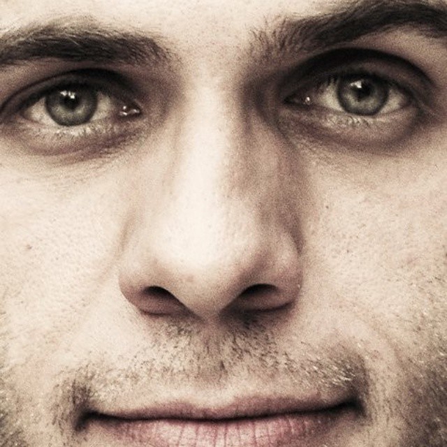 تصویری از بابک حمیدیان، بازیگر و تهیه کننده سینما و تلویزیون در حال بازیگری سر صحنه یکی از آثارش