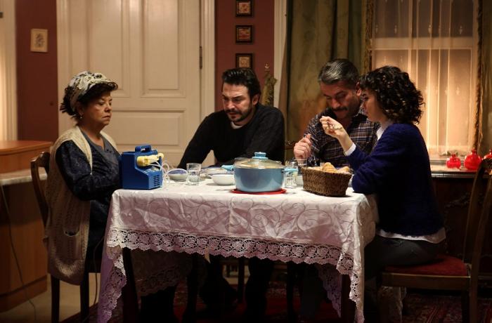 Seda Bakan در صحنه سریال تلویزیونی سهم برادری به همراه Ahmet Kural و Murat Cemcir