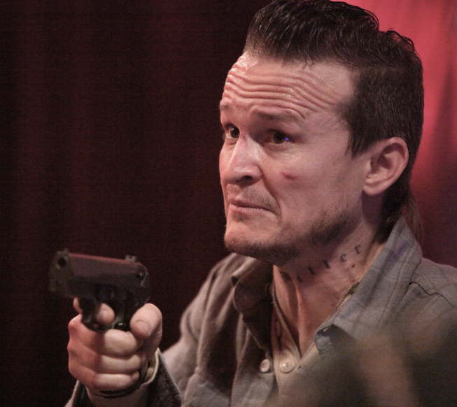 Damon Herriman در صحنه سریال تلویزیونی درست به هدف