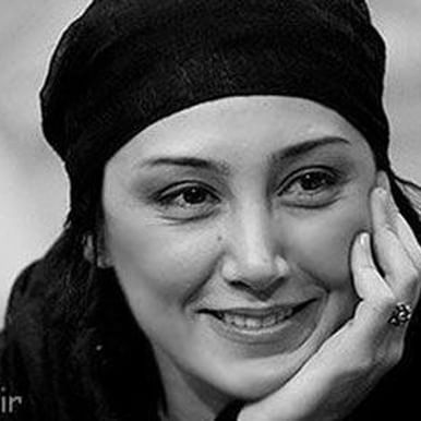 تصویری از هدیه تهرانی، بازیگر و طراح لباس سینما و تلویزیون در حال بازیگری سر صحنه یکی از آثارش