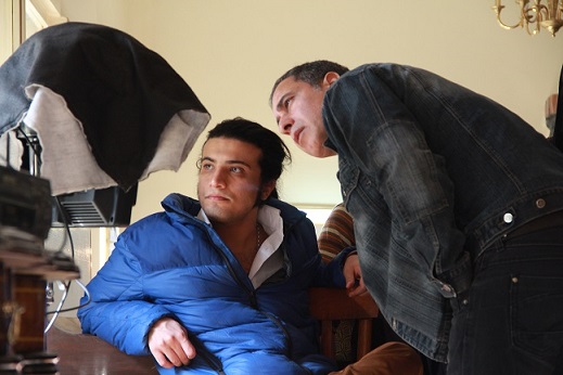 تصویری از اشکان شاپوری، نویسنده و کارگردان سینما و تلویزیون در حال بازیگری سر صحنه یکی از آثارش