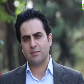 تصویری از امین نبی اللهی، مجری سینما و تلویزیون در حال بازیگری سر صحنه یکی از آثارش