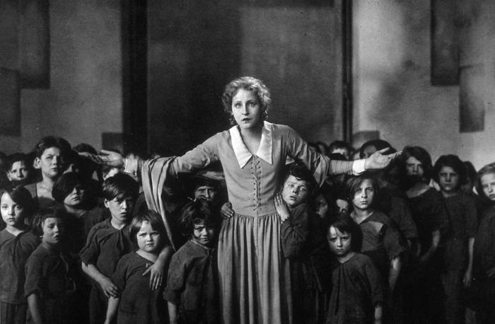 Brigitte Helm در صحنه فیلم سینمایی متروپلیس