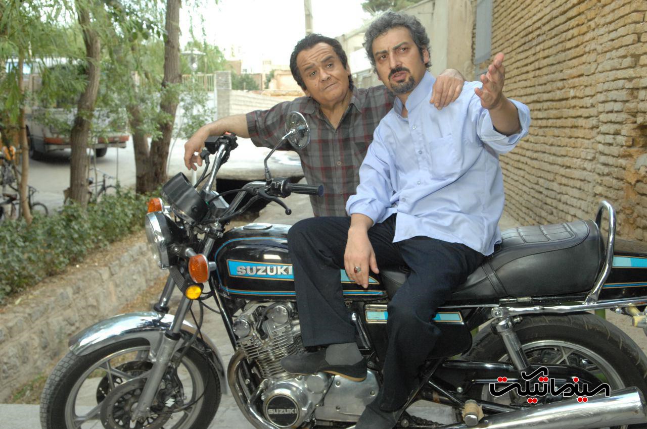 ارژنگ امیرفضلی در صحنه فیلم سینمایی چهار اصفهانی در بغداد به همراه اکبر عبدی