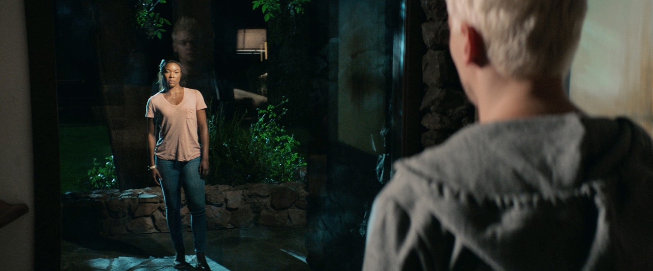 گابریله یونیون در صحنه فیلم سینمایی Breaking In به همراه Levi Meaden