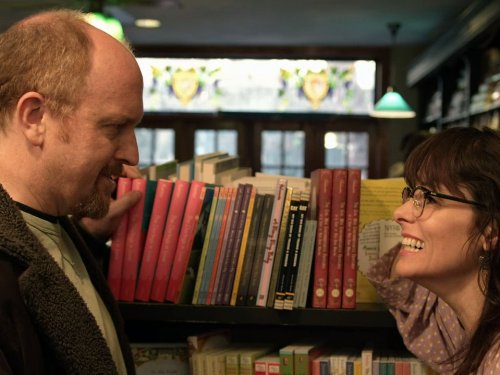 Parker Posey در صحنه سریال تلویزیونی لوئی به همراه لوئیس سی کی