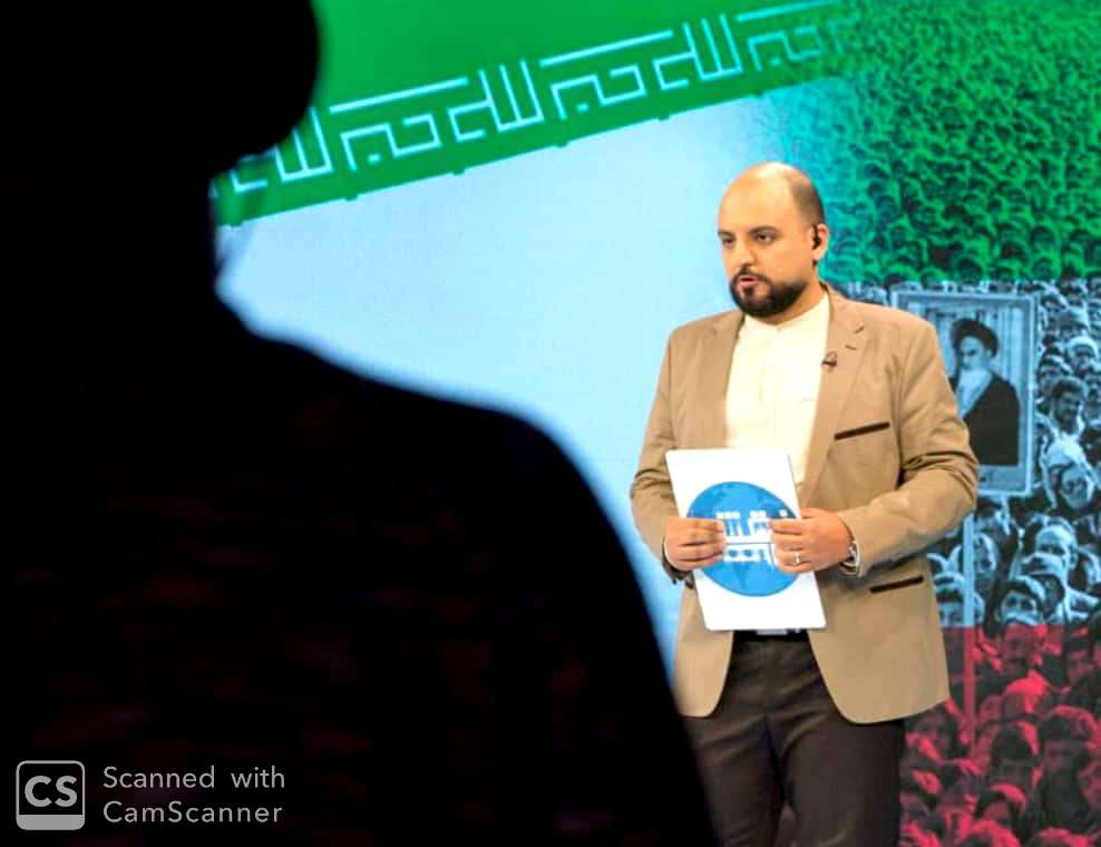 تصویری از سیدوحید نمازی، مجری سینما و تلویزیون در حال بازیگری سر صحنه یکی از آثارش