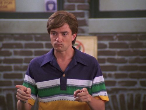 Topher Grace در صحنه سریال تلویزیونی That '70s Show