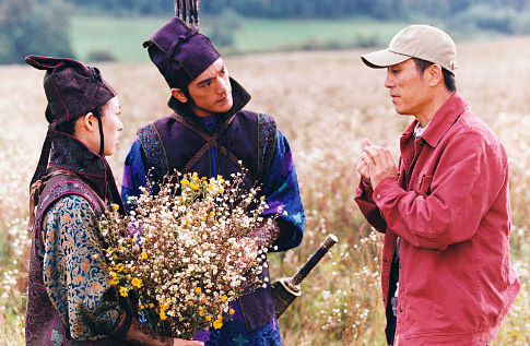 Ziyi Zhang در صحنه فیلم سینمایی خانه ی خنجرهای پران به همراه ژانگ ییمو و Takeshi Kaneshiro