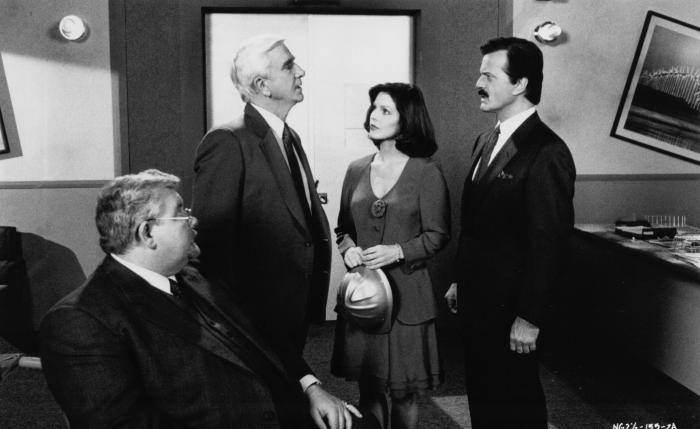 Robert Goulet در صحنه فیلم سینمایی سلاح عریان دو و یک دوم: بوی ترس به همراه ریچارد گریفیتس، لسلی نیلسن و Priscilla Presley