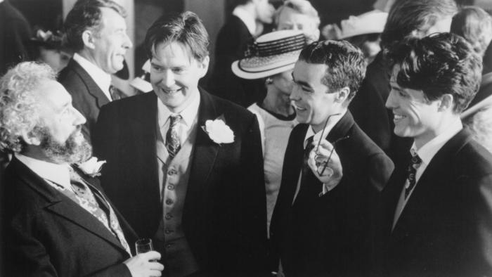 سیمون کالو در صحنه فیلم سینمایی چهار عروسی و یک عزا به همراه John Hannah، هیو گرانت و James Fleet