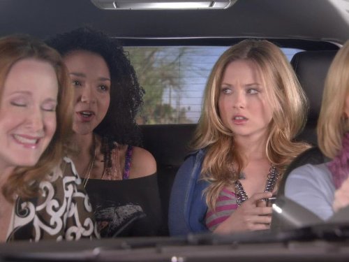 Kristi Lauren در صحنه سریال تلویزیونی I Hate My Teenage Daughter به همراه Aisha Dee و Katie Finneran
