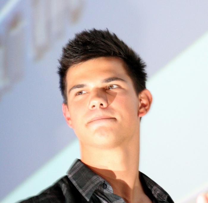 Taylor Lautner در صحنه فیلم سینمایی گرگ و میش: ماه نو