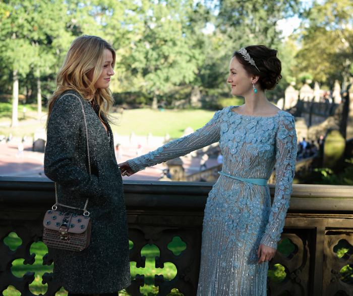 Leighton Meester در صحنه سریال تلویزیونی دختر شایعه ساز به همراه بلیک لیولی
