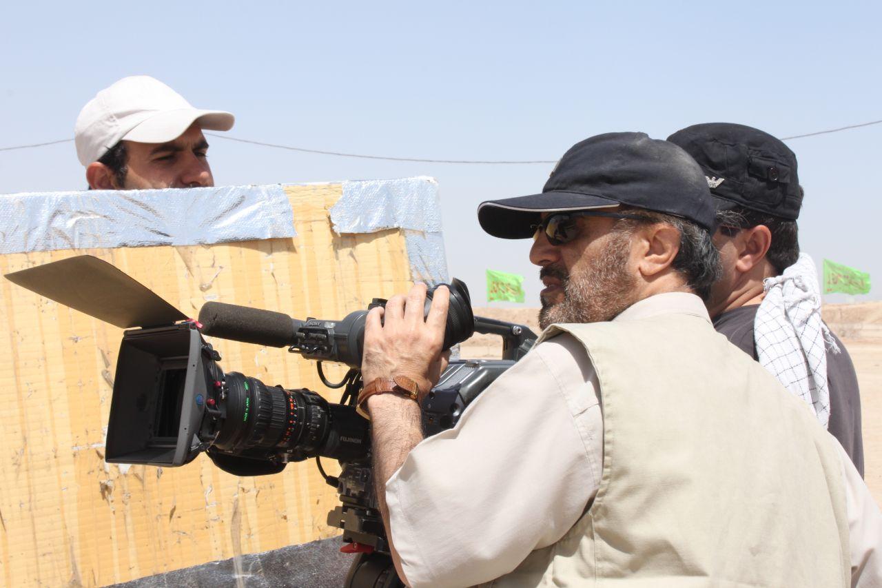 تصویری از فرامرز گرجیان سینما و تلویزیون در حال بازیگری سر صحنه یکی از آثارش