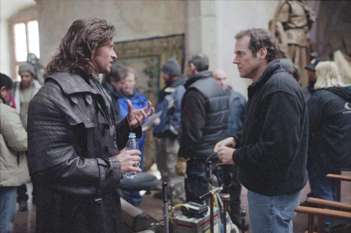 Stephen Sommers در صحنه فیلم سینمایی ون هلسینگ به همراه هیو جکمن
