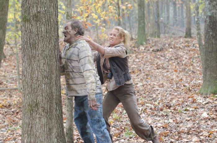 Laurie Holden در صحنه سریال تلویزیونی مردگان متحرک