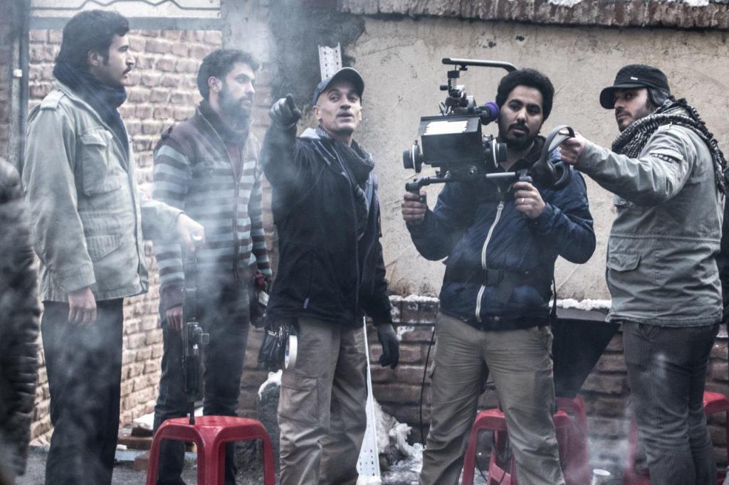 مهرداد صدیقیان در پشت صحنه فیلم سینمایی ماجرای نیمروز به همراه محمدحسین مهدویان