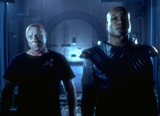 Don S. Davis در صحنه سریال تلویزیونی دروازه ستارگان اس جی-۱ به همراه Christopher Judge