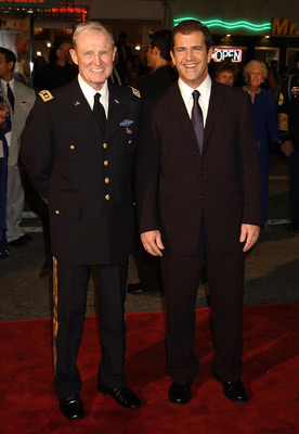 Harold G. Moore در صحنه فیلم سینمایی ما سرباز بودیم به همراه مل گیبسون