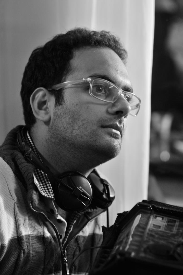 تصویری از عبدالرضا حیدری، صدابردار و صداگذاری سینما و تلویزیون در حال بازیگری سر صحنه یکی از آثارش