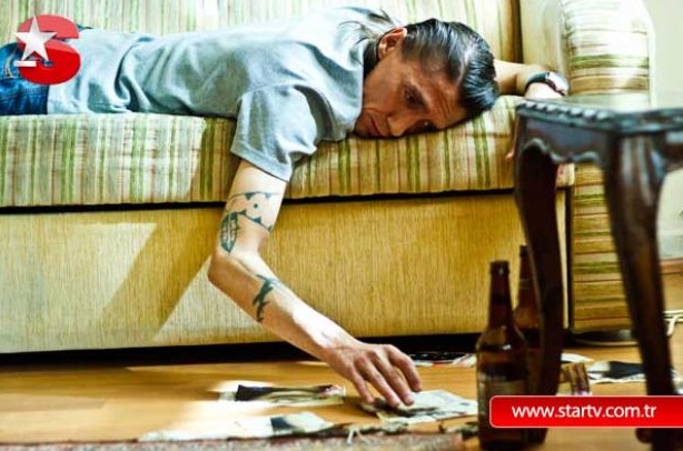 Berkan Sal در صحنه فیلم سینمایی بهزات سی: داستان یک کمیسر آنکارا