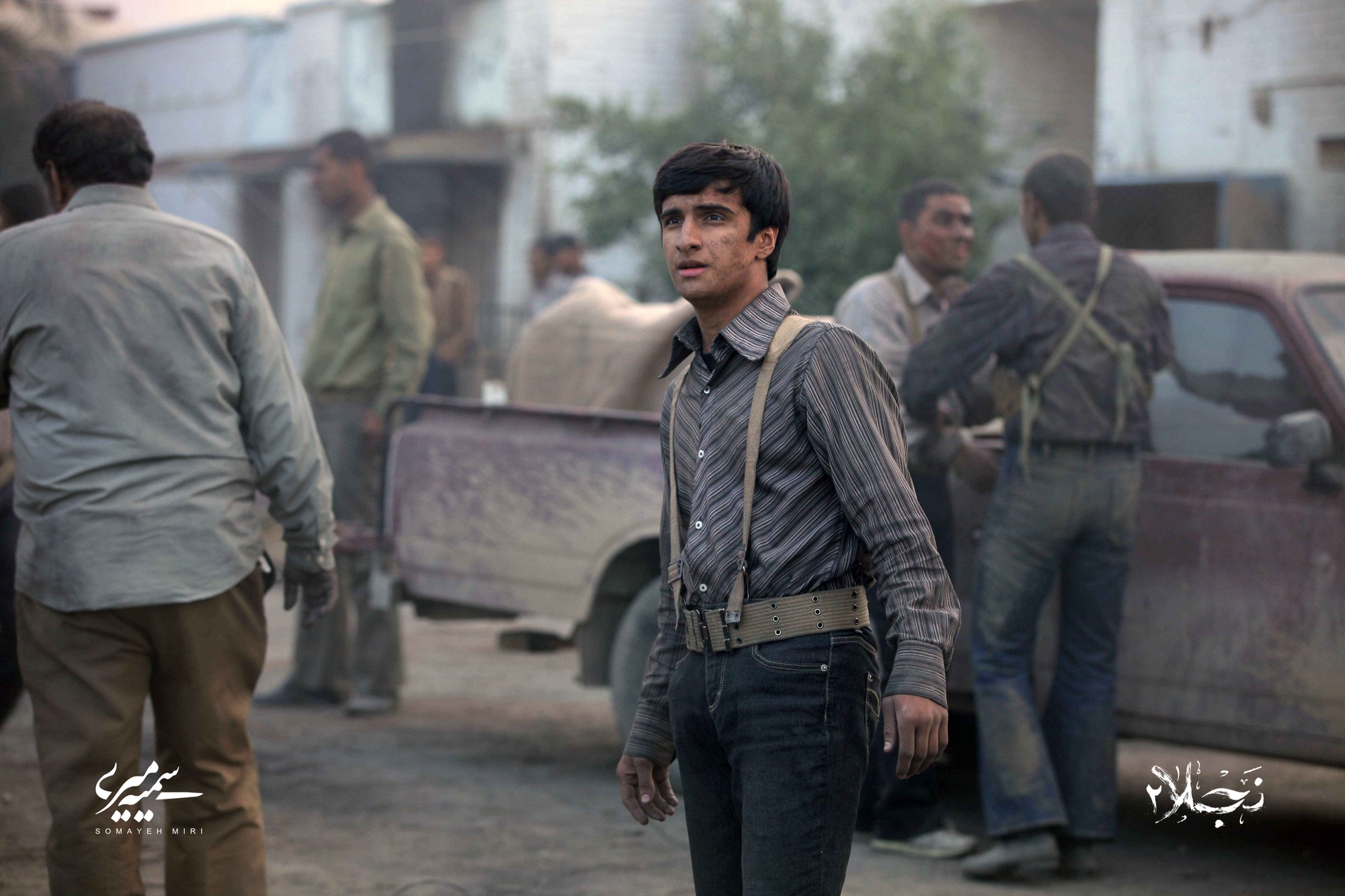 تصویری از صالح شعبانلو، چهره‌پرداز و بازیگر سینما و تلویزیون در حال بازیگری سر صحنه یکی از آثارش