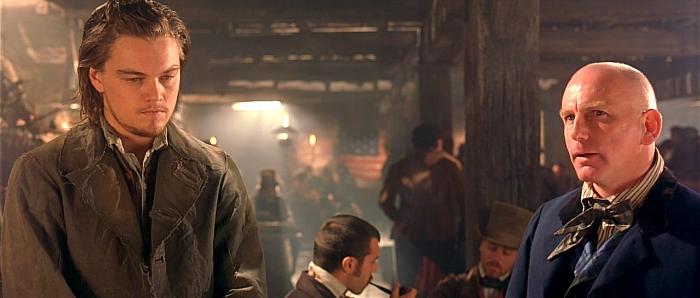 گری لوئیس در صحنه فیلم سینمایی دار و دسته های نیویورکی به همراه لئوناردو ویلهام دی کاپریو