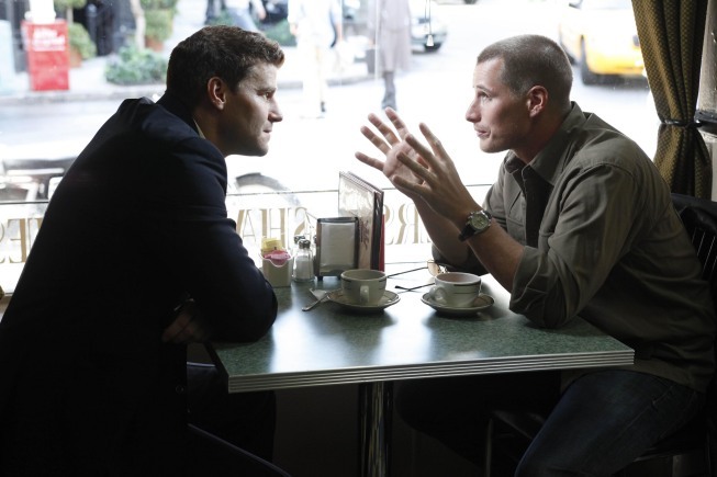 Brendan Fehr در صحنه سریال تلویزیونی استخوان ها به همراه David Boreanaz