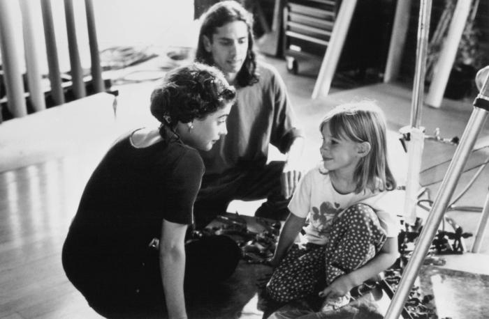 Julia Devin در صحنه فیلم سینمایی The Tie That Binds به همراه Wesley Strick و Moira Kelly