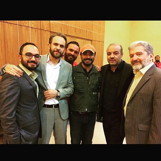 تصویری از بابک حمیدیان، بازیگر و تهیه کننده سینما و تلویزیون در حال بازیگری سر صحنه یکی از آثارش