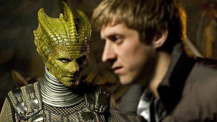 Neve McIntosh در صحنه سریال تلویزیونی Doctor Who به همراه Arthur Darvill