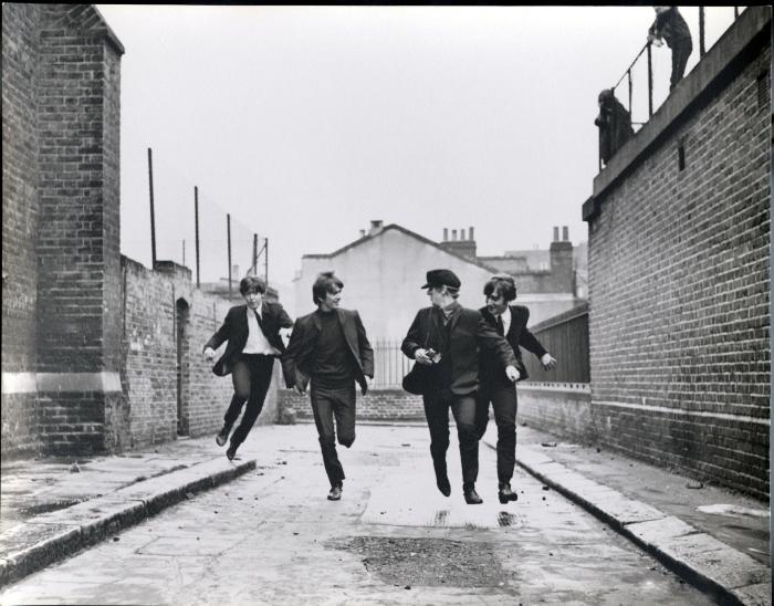 George Harrison در صحنه فیلم سینمایی A Hard Day's Night به همراه Paul McCartney، John Lennon و Ringo Starr