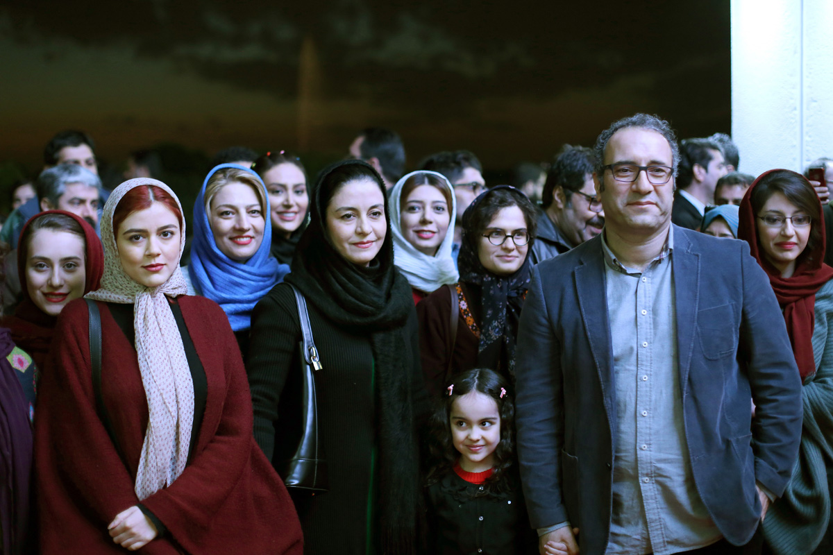 سیدرضا میر کریمی در فرش قرمز فیلم تلویزیونی دختر به همراه ماهور الوند و مریلا زارعی