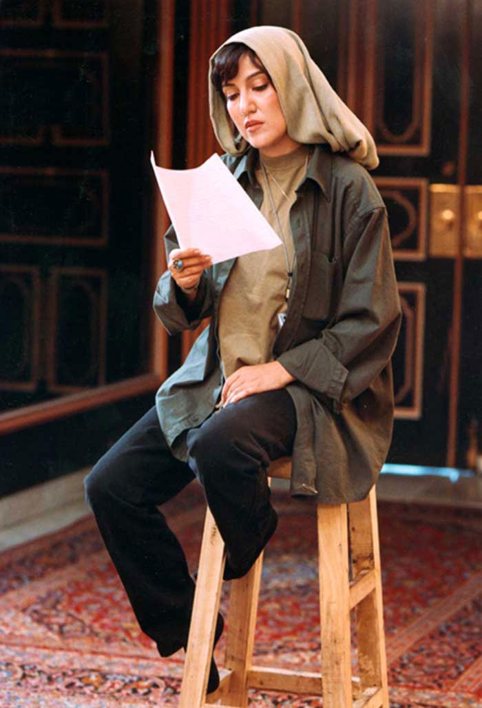 تصویری از پانته‌آ بهرام، بازیگر و مهمان سینما و تلویزیون در حال بازیگری سر صحنه یکی از آثارش