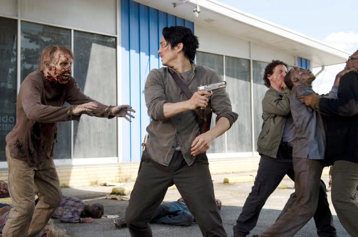 Michael Traynor در صحنه سریال تلویزیونی مردگان متحرک به همراه استیون ین