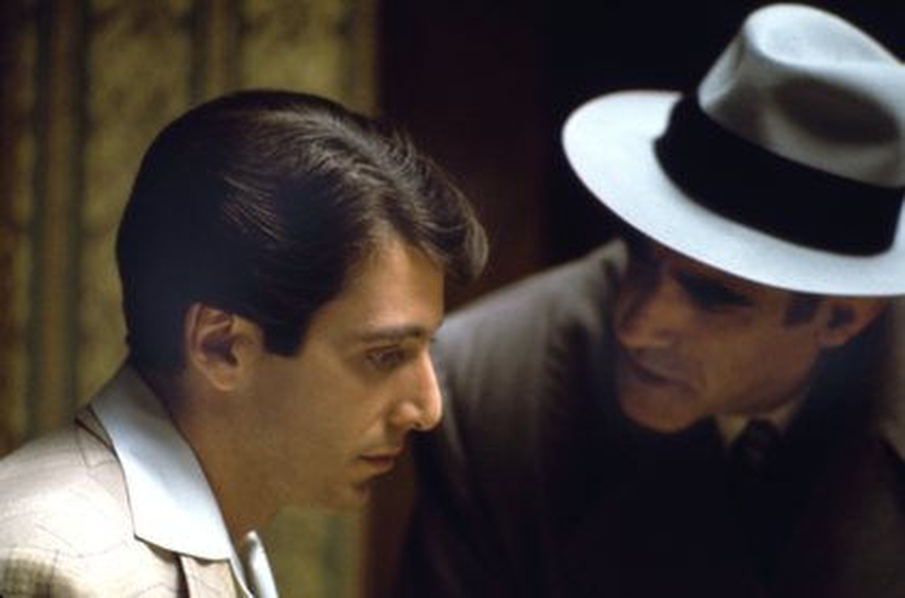 ایب ویگودا در صحنه فیلم سینمایی پدرخوانده به همراه آل پاچینو