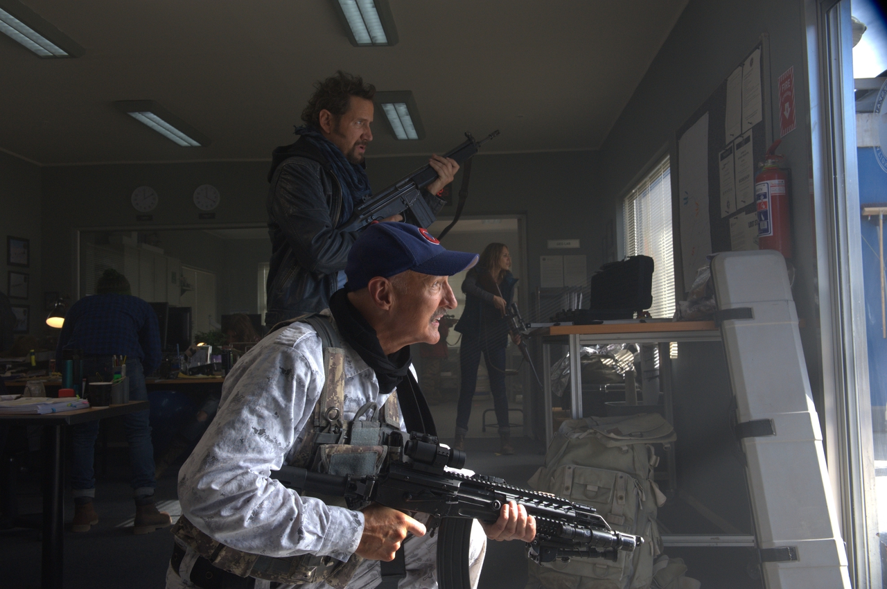 Michael Gross در صحنه فیلم سینمایی Tremors: A Cold Day in Hell به همراه جیمی کندی و Tanya van Graan