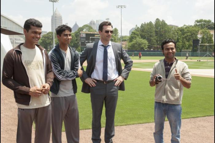 Jon Hamm در صحنه فیلم سینمایی Million Dollar Arm به همراه Madhur Mittal، Pitobash و Suraj Sharma