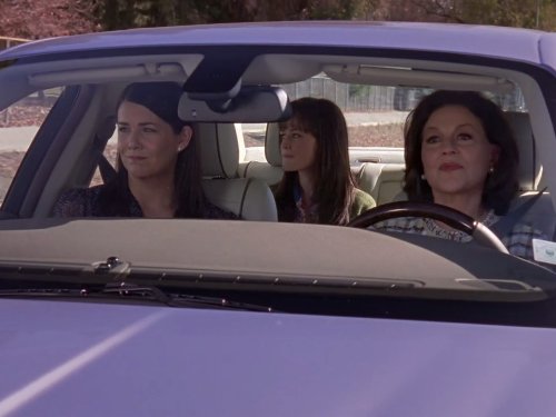Kelly Bishop در صحنه سریال تلویزیونی Gilmore Girls به همراه Lauren Graham و Alexis Bledel