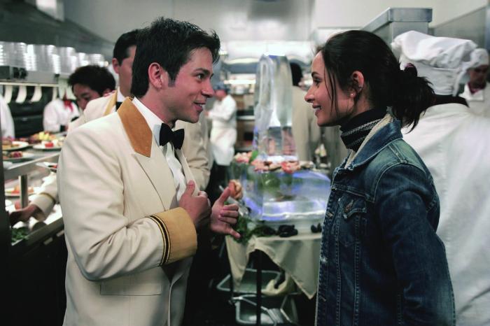 Mía Maestro در صحنه فیلم سینمایی پوزیدون به همراه Freddy Rodríguez