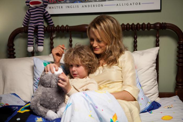 Riley Thomas Stewart در صحنه فیلم سینمایی خوش شانس به همراه تیلور شیلینگ