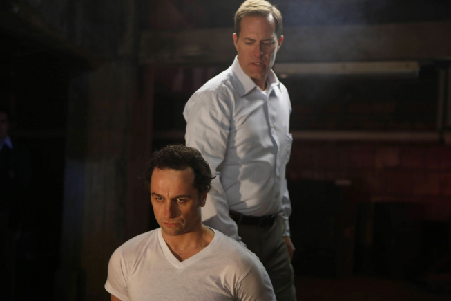 Robert Bogue در صحنه سریال تلویزیونی آمریکایی  ها به همراه Matthew Rhys