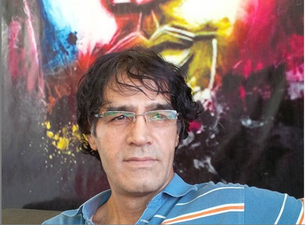 تصویری از حسین منصور فلاح، مدیر صحنه و طراح گریم سینما و تلویزیون در حال بازیگری سر صحنه یکی از آثارش