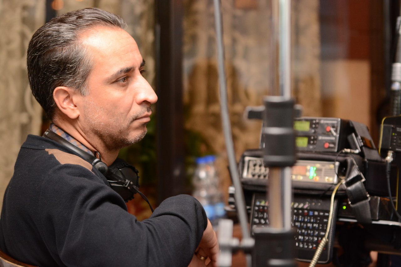 تصویری از محمد حبیبی، صدابردار و بازیگر سینما و تلویزیون در حال بازیگری سر صحنه یکی از آثارش