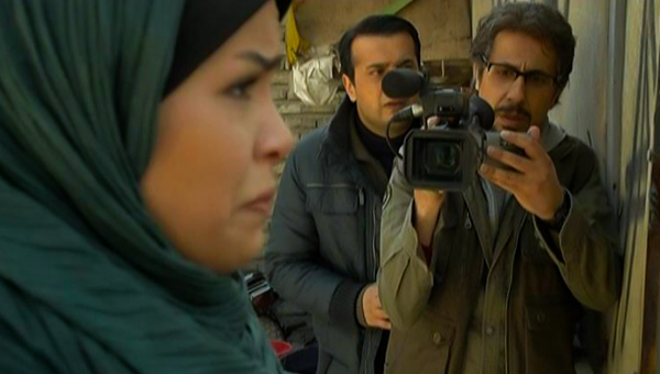 سپند امیرسلیمانی در پشت صحنه سریال تلویزیونی خروس به همراه سید جواد رضویان و ملیکا شریفی‌نیا