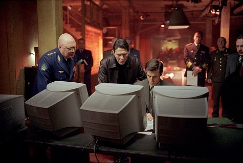 Constantine Gregory در صحنه فیلم سینمایی همه ترس ها به همراه سیاران هیندز و Mariusz Sibiga