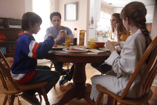 Keidrich Sellati در صحنه سریال تلویزیونی آمریکایی  ها به همراه Matthew Rhys، کری راسل و Holly Taylor
